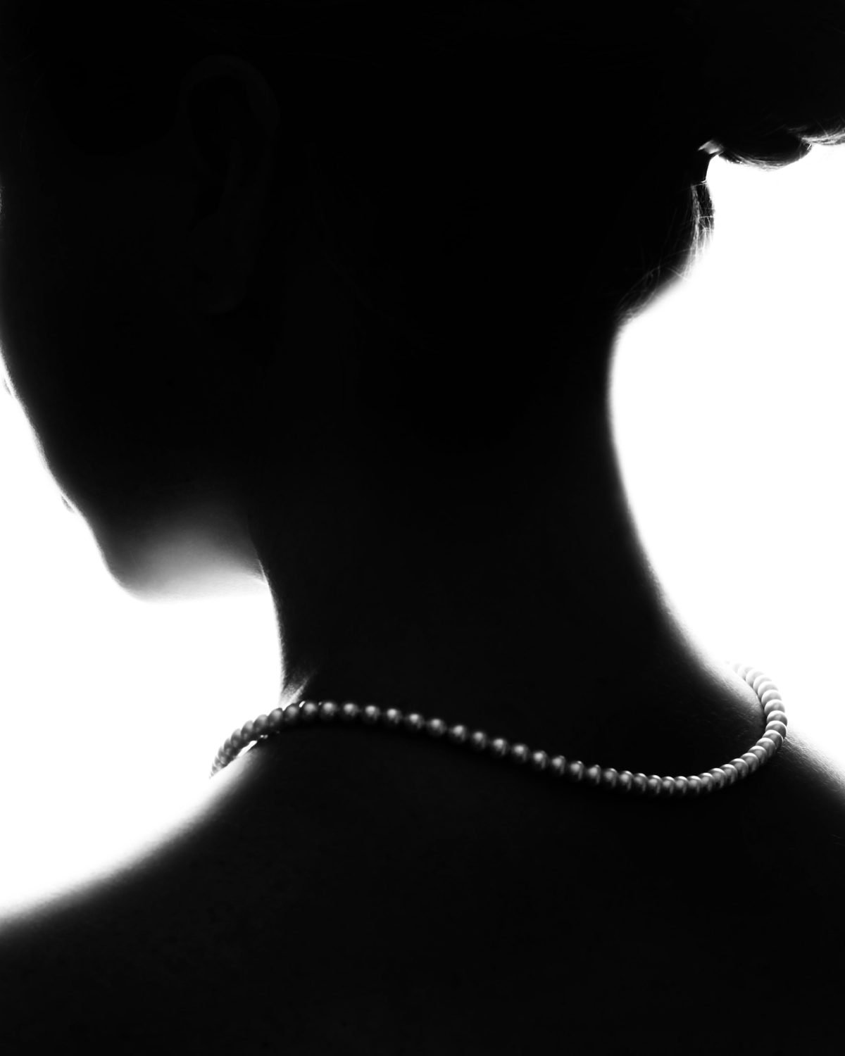 Look 02 — silhouette with pearl collar